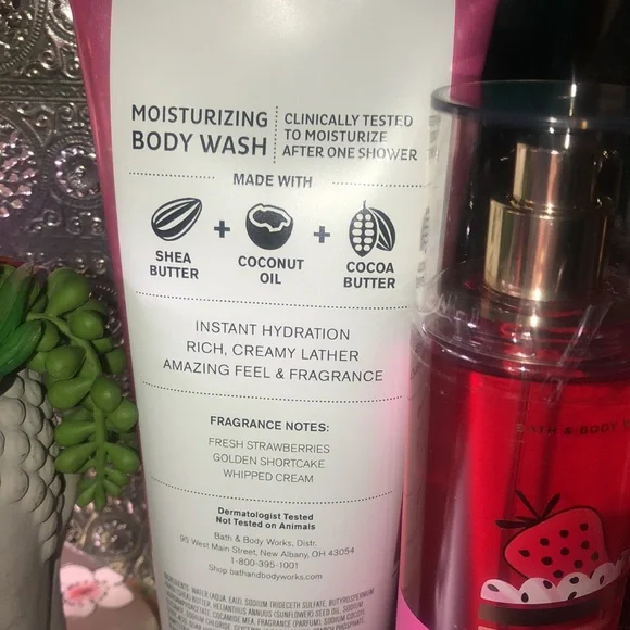 Bath and bodyworks signature collection Strawberry pound cake gift set